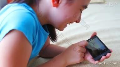 孩子在家里玩智能手机玩得很开心